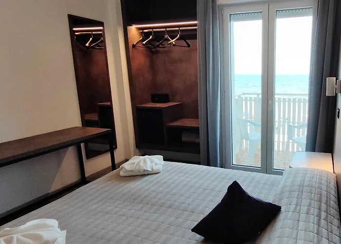 فندق Hotel Centrale Frontemare 3*