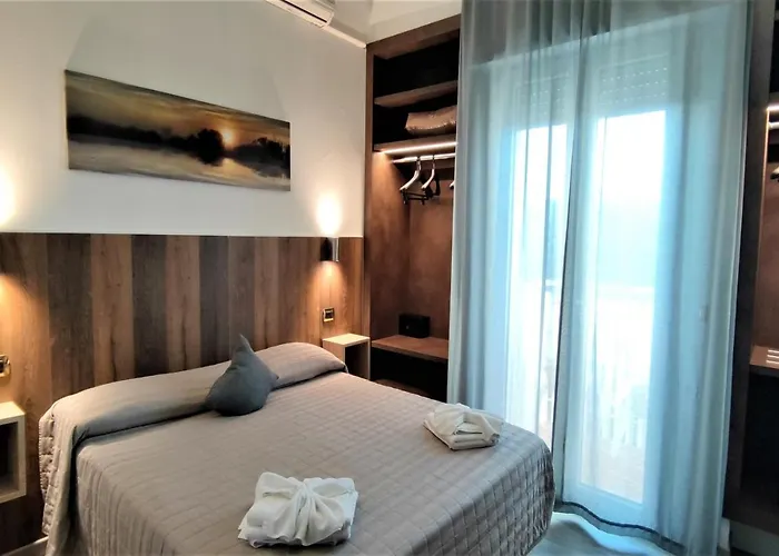 فندق Hotel Centrale Frontemare 3*