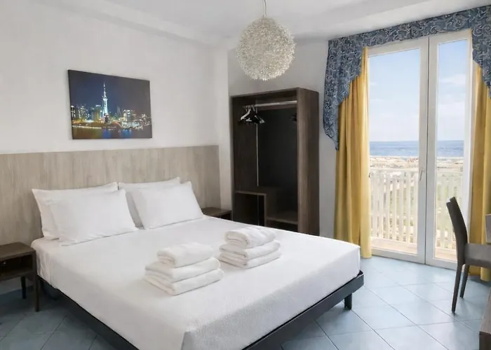 Hotel Centrale Frontemare فندق ميلانو ماريتيما